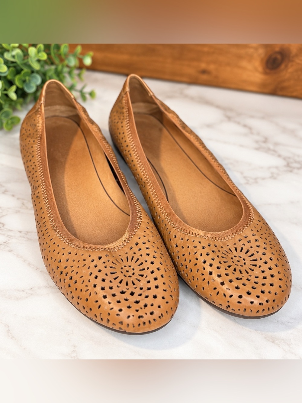 Vionic Robyn 9.5 WIDE Tan Leather Perforated Floral Ballet Flats Comfort Shoes